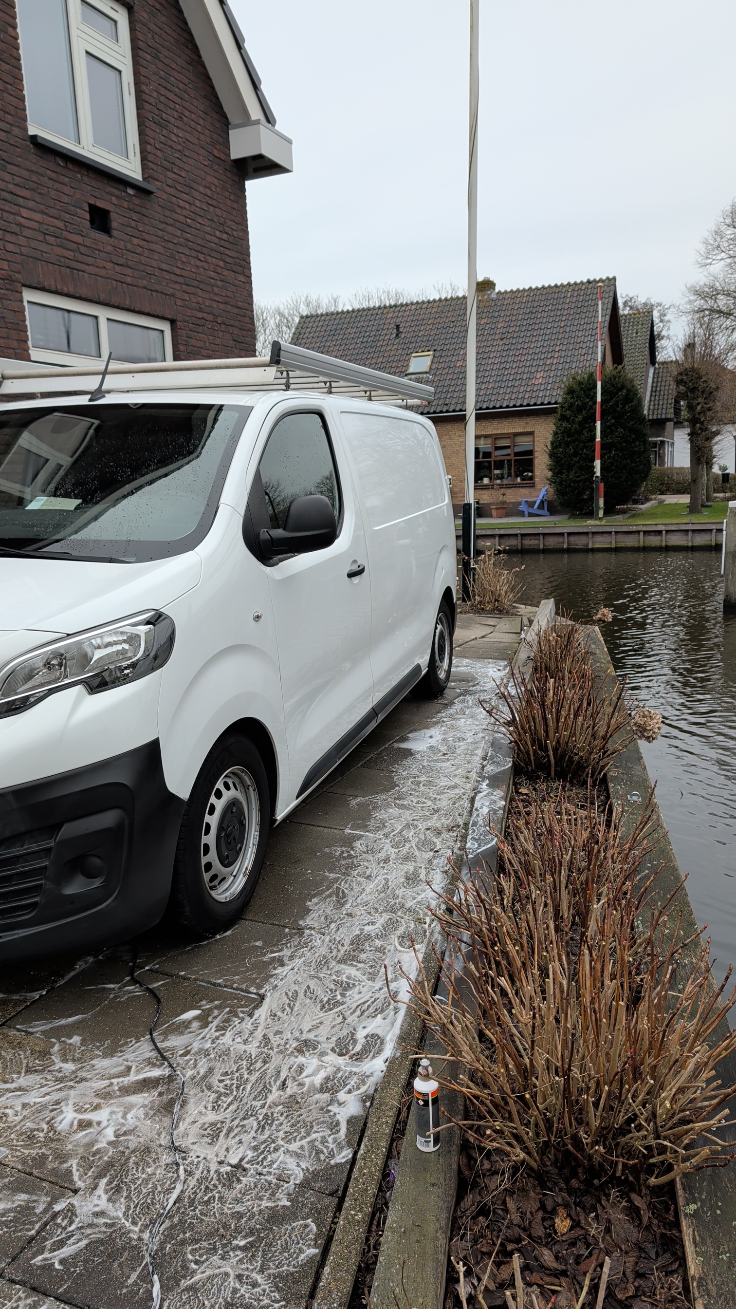 TVDW Car Care bestelbus op locatie langs het water in Zoeterwoude Rijndijk