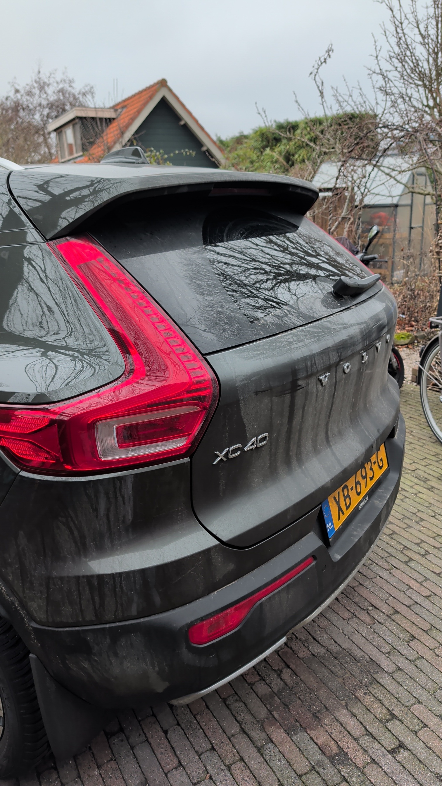 Doffe en bekrast autolak van een onbehandelde Volvo