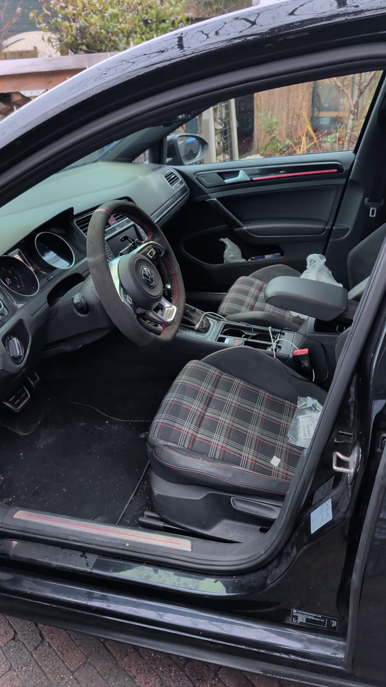 Mat en schoon alcantara stuur met behandeld dashboard door TVDW Car Care