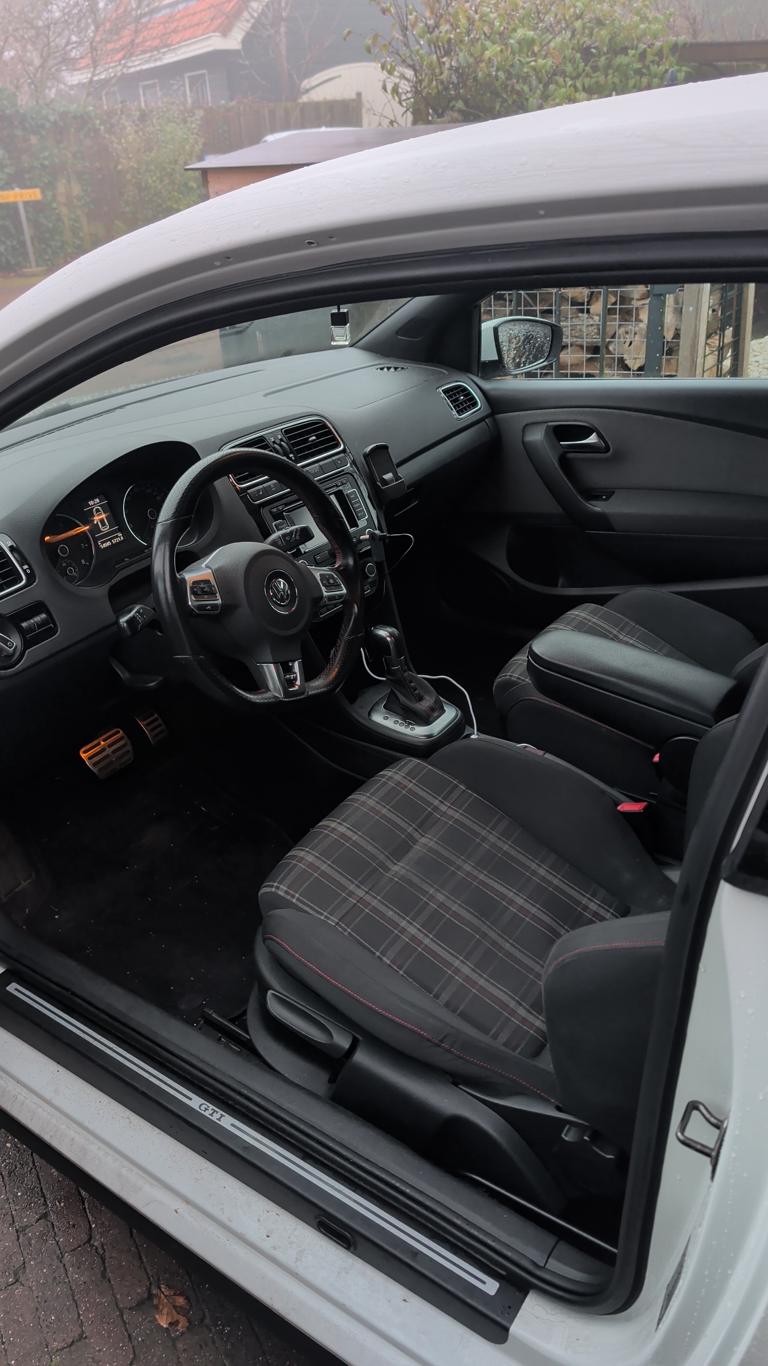 Vervuild auto interieur met vlekken op de bekleding