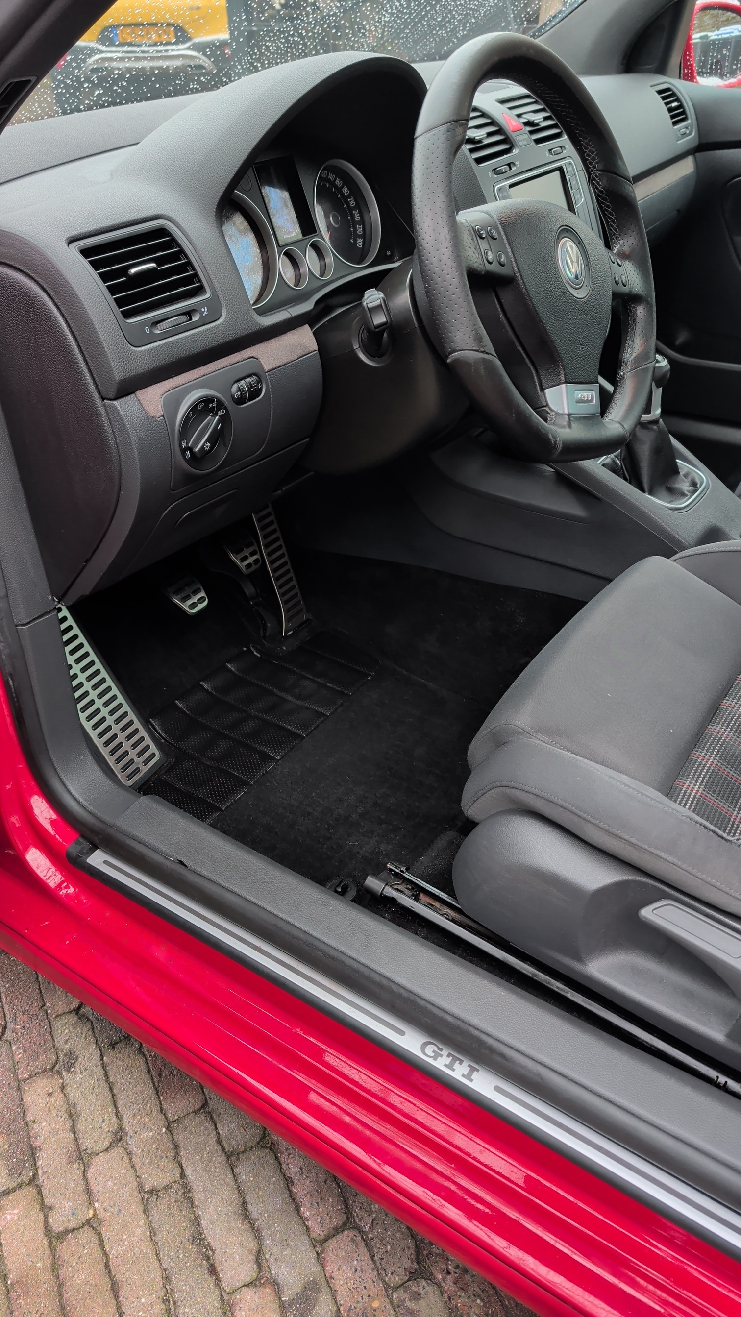 Glimmend en vies stuur met stoffig dashboard