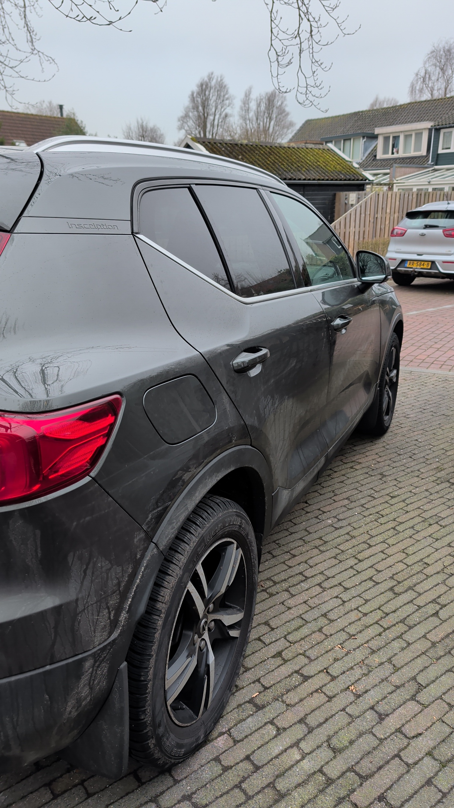 Professionele exterieur reiniging en auto detailing van een luxe auto, waardoor de lak glanst als nieuw.