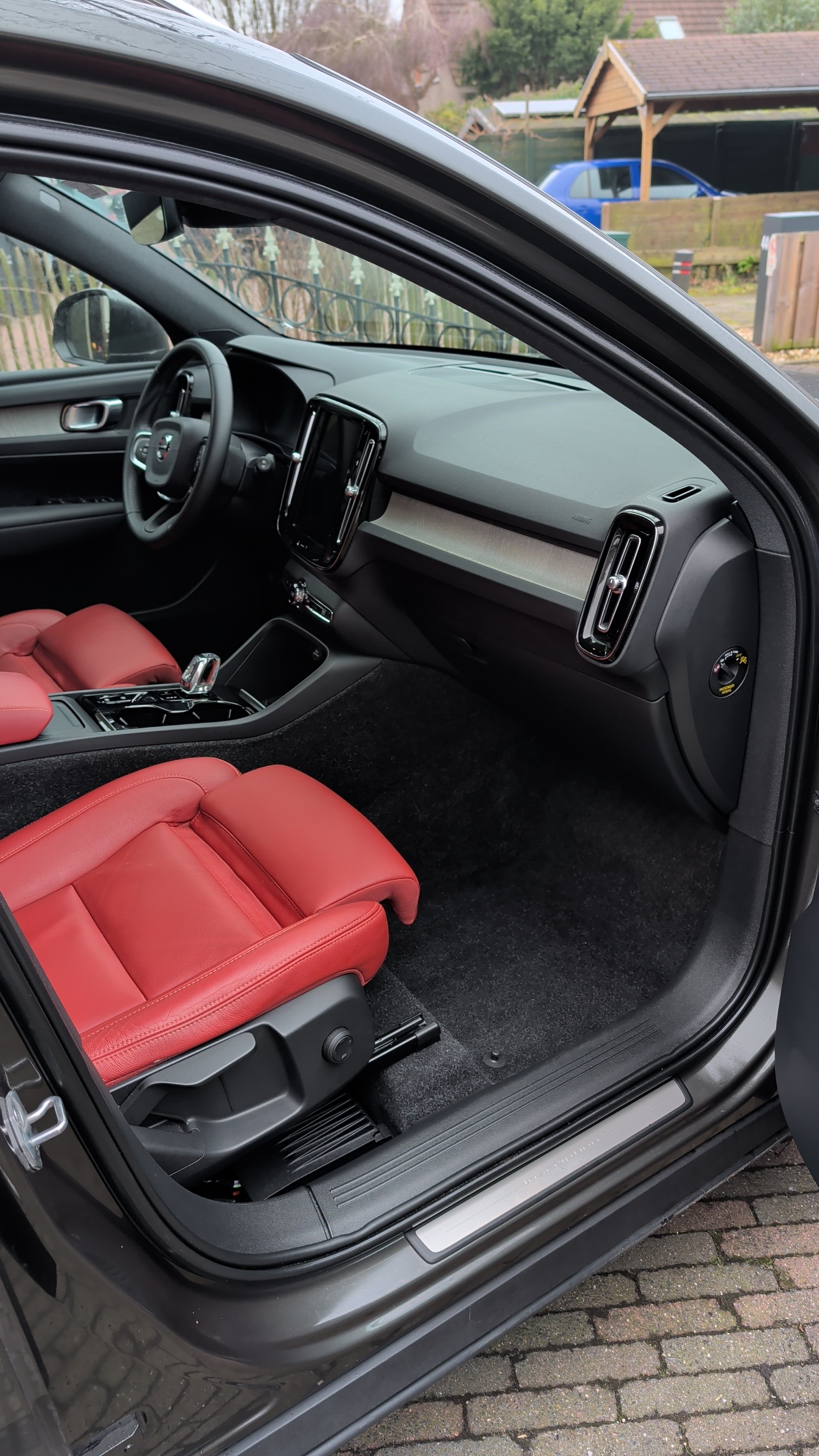 Dieptereiniging en vlekverwijdering op een rood lederen autostoel, uitgevoerd door TVDW Car Care.