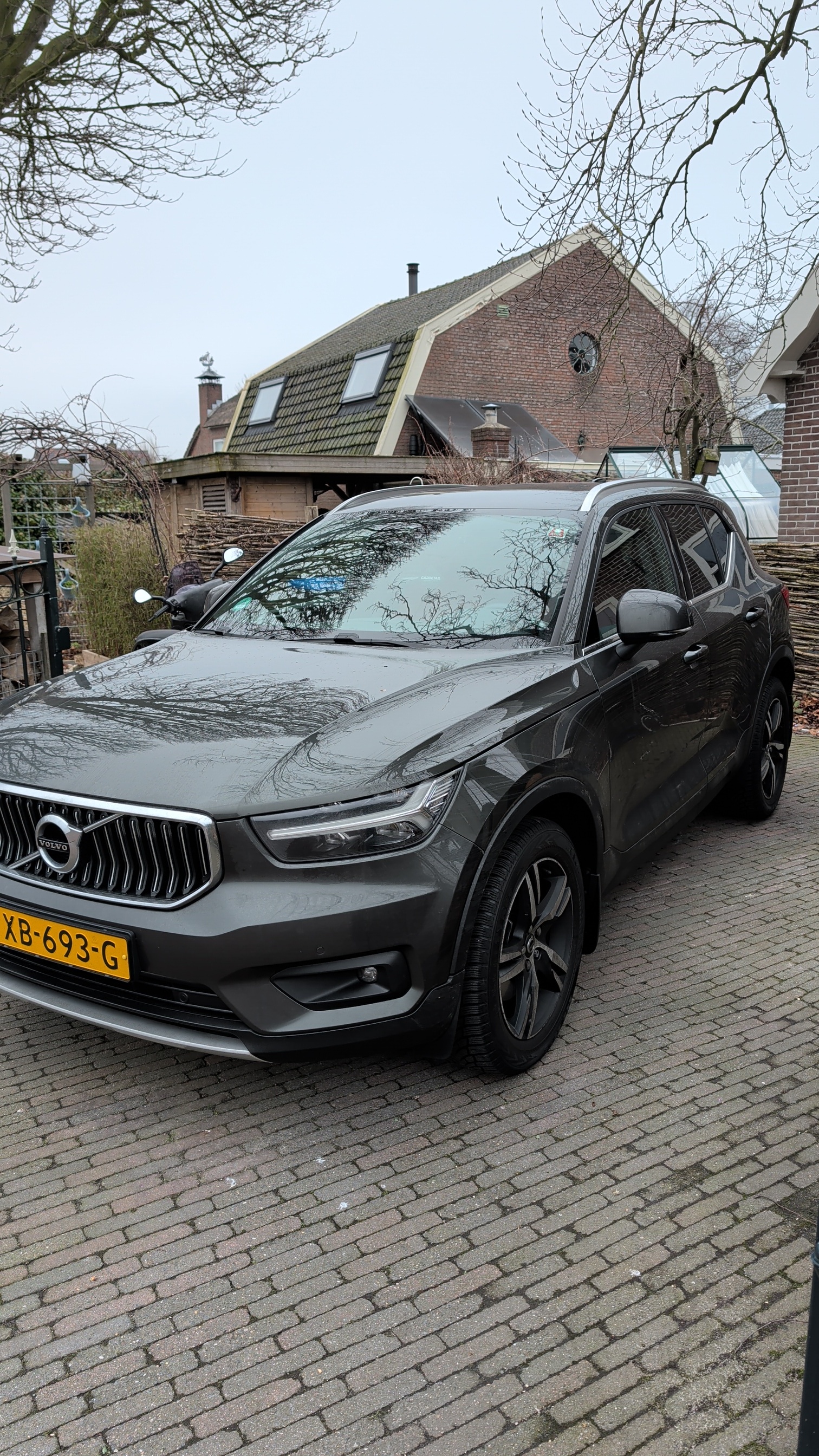 Spiegelende lakreflectie na professioneel machinaal polijsten door TVDW Car Care, vrij van krassen.
