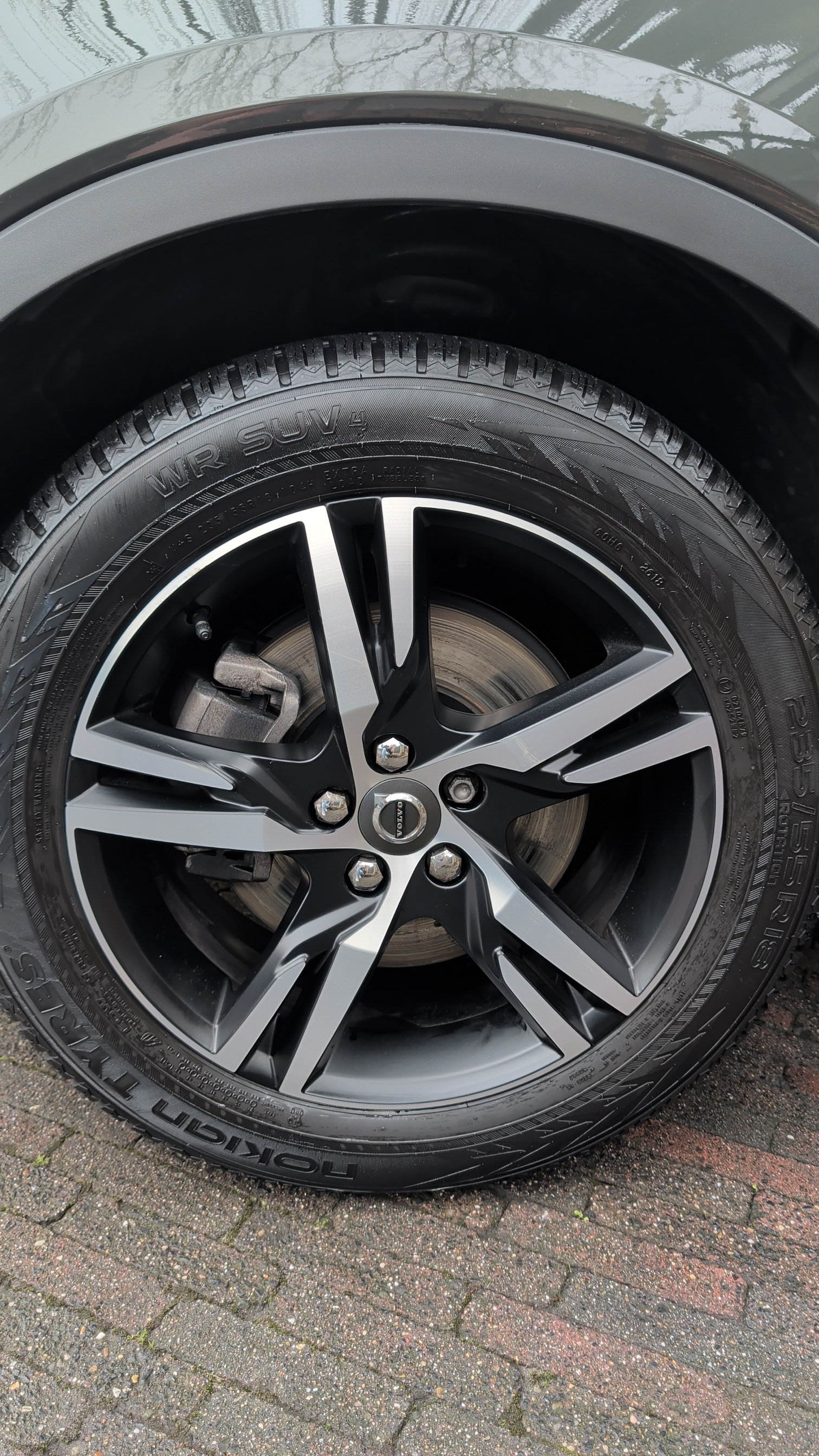 Stralend schone en beschermde velg na premium behandeling en toepassing van carnauba wax.